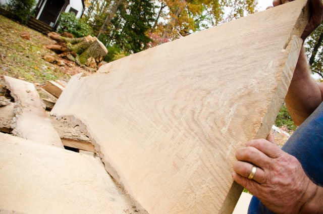 Milling Flat Sawn Boards From A Log On A Portable Bandsaw Mill