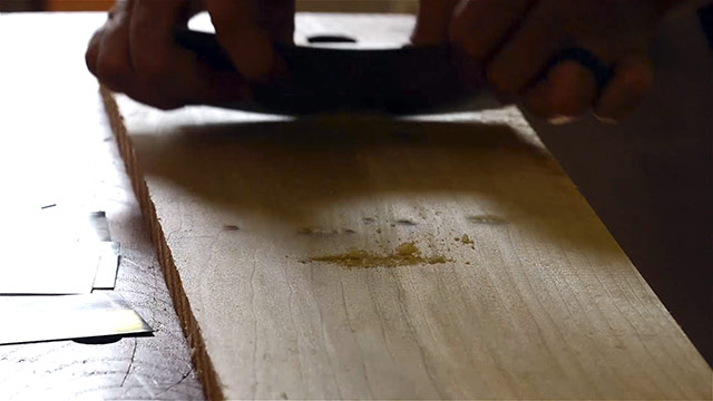 Woodworking Card Scraper Creating Saw Dust Which Means It Is Dull