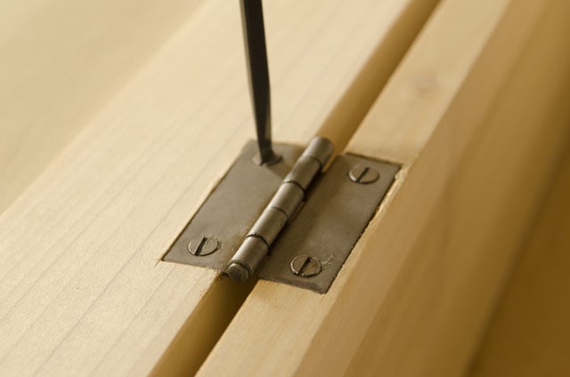 How to install hinges using slotted screws and woodworking hand tools
