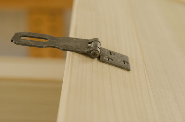 hasp on dovetail chest
